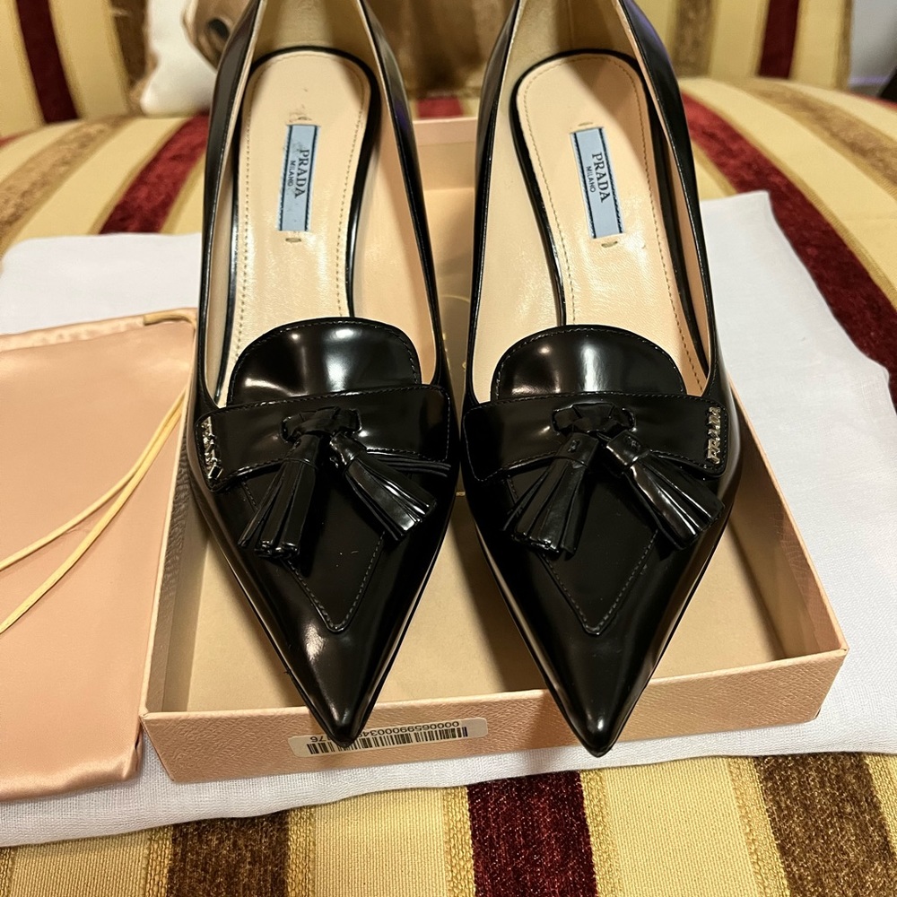 PRADA NIB AUTHENTIC VINTAGE BLACK GENUINE PATENT LEATHER PUMPS WITH TASSELS - Picture 14 of 17